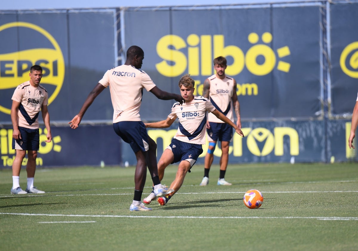 Jugadores del Cádiz CF realizan un rondo en una sesión de entrenamiento