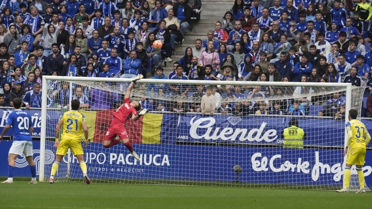 El guardameta Víctor Aznar dejó buenas sensaciones en el Nuevo Estadio Carlos Tartiere.