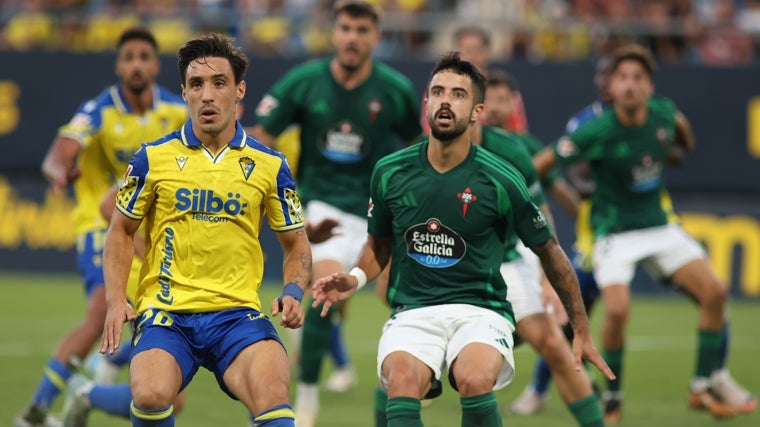 Iza seguirá en el Cádiz CF.