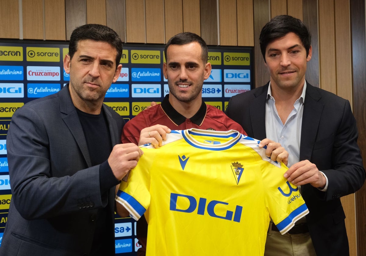 Borja Lasso, junto a Juanjo Lorenzo, en la presentación de Juanmi durante su etapa en la dirección deportiva del Cádiz CF.