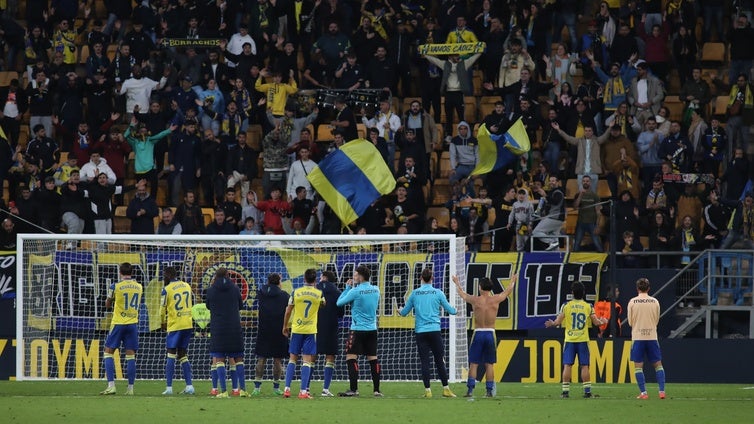 4.887 abonados del Cádiz CF renuevan su carné en la primera semana de la campaña