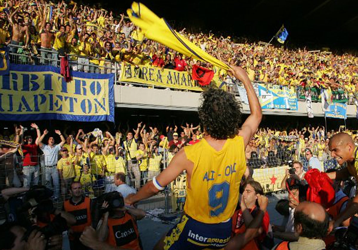 Oli festeja el ascenso del Cádiz CF a Primera en Chapín.