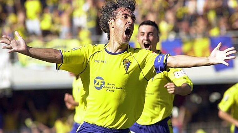 Oli celebra su gol en Chapín hace 20 años.