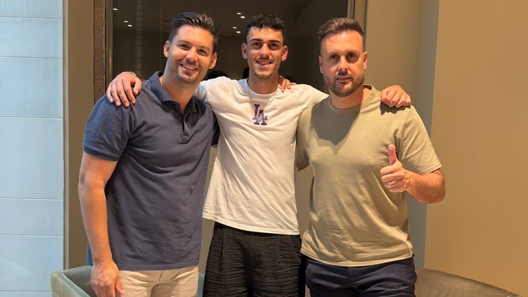 Mario Fuentes, Joaquín González y Juan Cala al confirmarse el fichaje del centrocampista canario por el Cádiz CF.