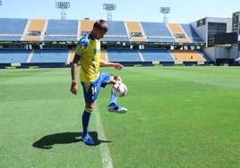 El central serbio Bojan Kovacevic seguirá ligado al Cádiz CF.