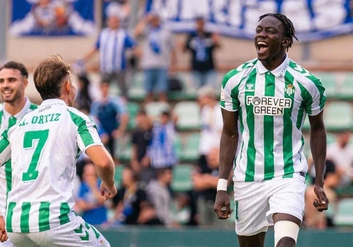 Souleymane Faye celebra un gol.