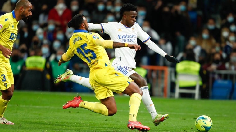Flai observa un lance entre Akapo y Vinicius en un Real Madrid - Cádiz.