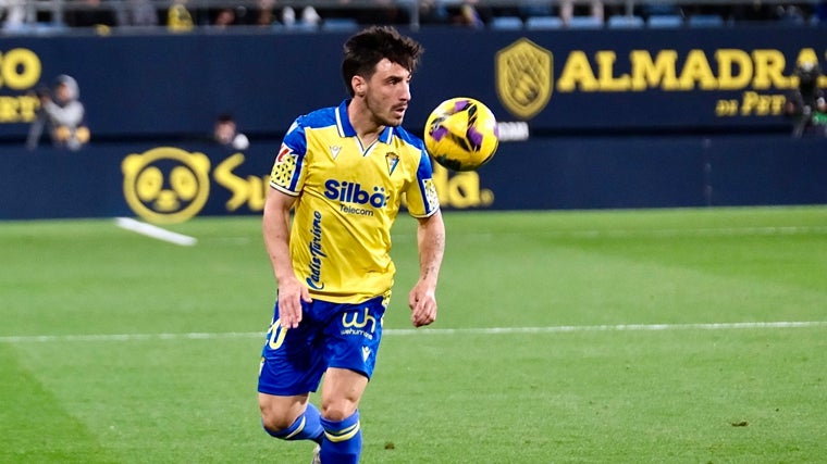 Teóricamente, Iza seguirá en el Cádiz CF.
