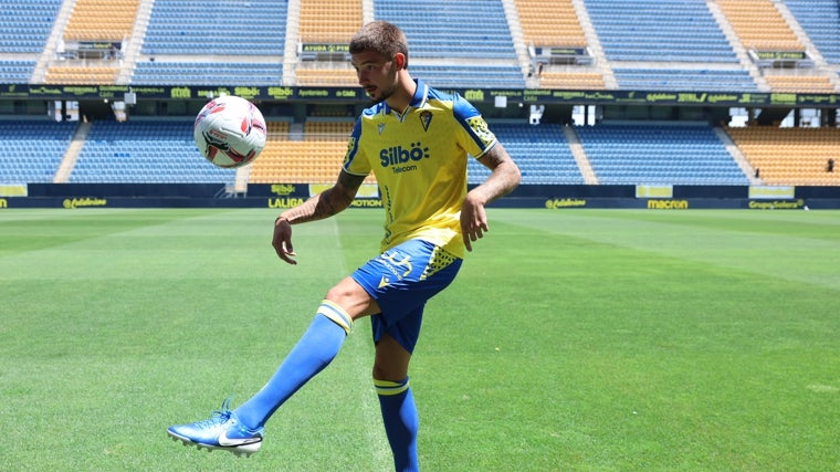 El central serbio Bojan Kovacevic continúa en el Cádiz CF, ahora como propiedad del club gaditano.