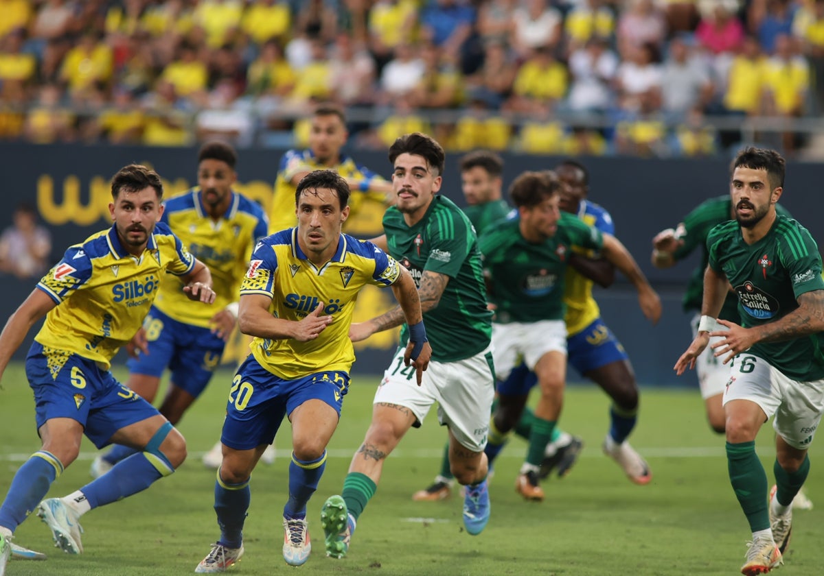 Iza continuará en el Cádiz CF.