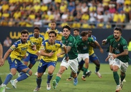 Iza seguirá defendiendo el lateral derecho del Cádiz CF