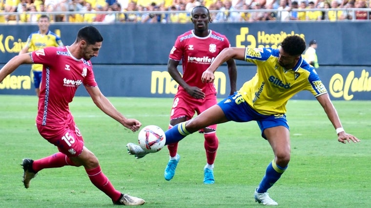Yussi Diarra observa un lance entre Yann Bodiger y Chris Ramos en un Cádiz - Tenerife.