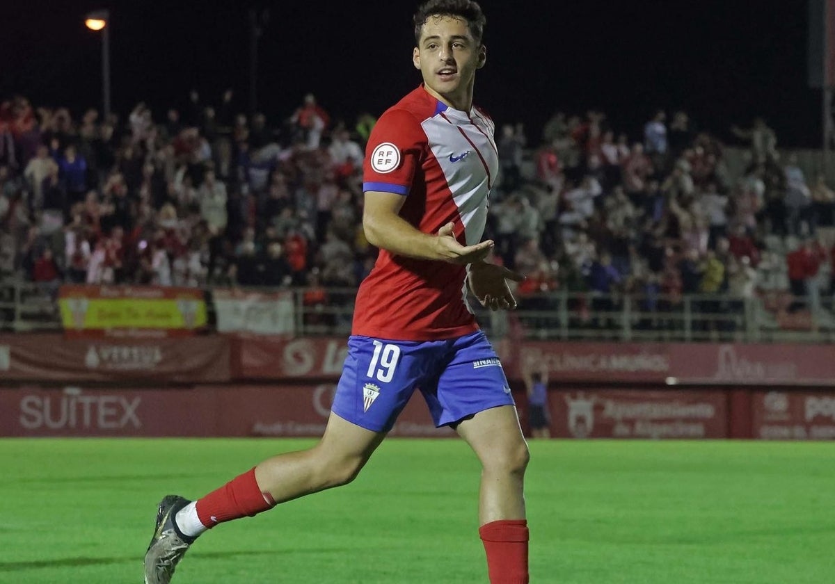 El centrocampista Marino Illescas llega al Mirandés desde el Algeciras.