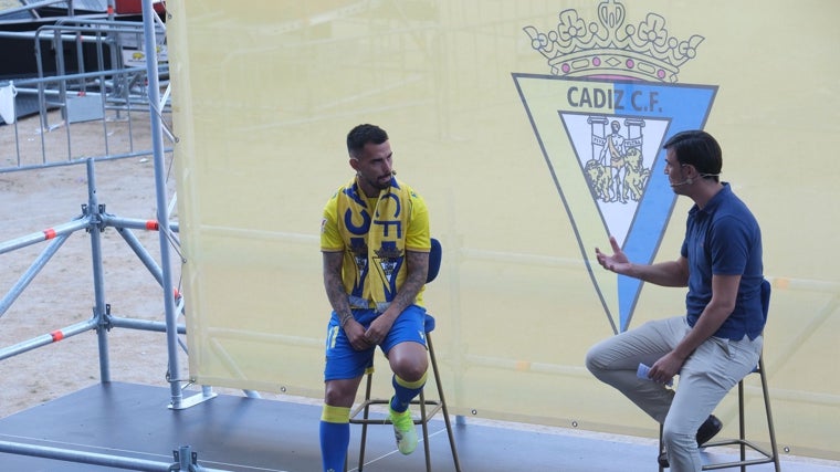 Dos mil personas dan la bienvenida a Suso al Cádiz CF: la crónica del día más especial para el gaditano