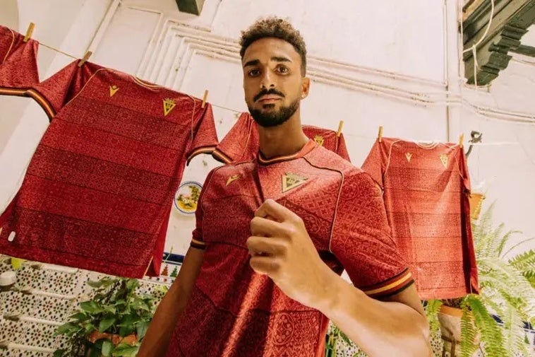 Polémica en redes sociales por llevar la segunda equipación del Cádiz CF los colores de España: «Es un símbolo de...»