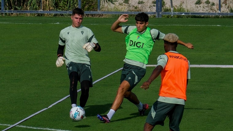 Rubén Domínguez, a la izquierda, guardameta del filial del Cádiz CF.