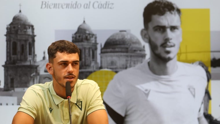 Joaquín González, nuevo centrocampista del Cádiz CF, fue presentado por Juan Cala.