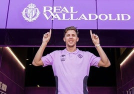 La emoción de Iván Alejo, ex del Cádiz CF, al ser presentado por el Valladolid