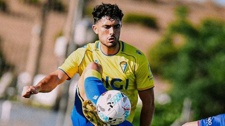 Sergio Ortuño es uno de los centrocampistas del Cádiz CF 2025/2026.