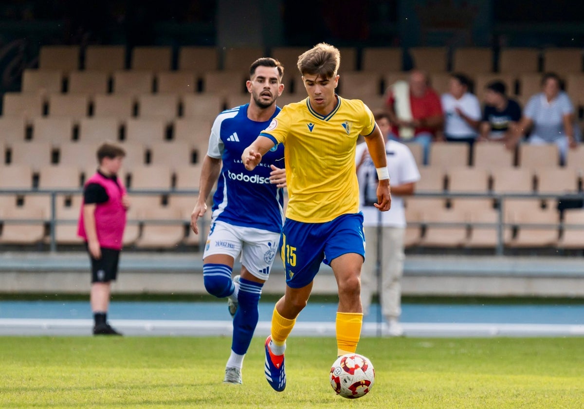 Nacho Vizcaíno, joven centrocampista de la cantera del Cádiz CF.
