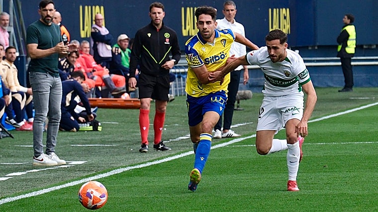 Sobrino tiene contrato en vigor con el Cádiz CF.