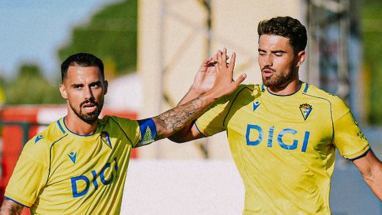 Suso y Álvaro García Pascual en el primer encuentro de la pretemporada del Cádiz CF.