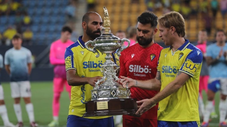 El Cádiz CF tiene que disputar el Trofeo Carranza.