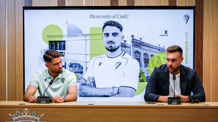 Presentación del nuevo delantero del Cádiz CF.