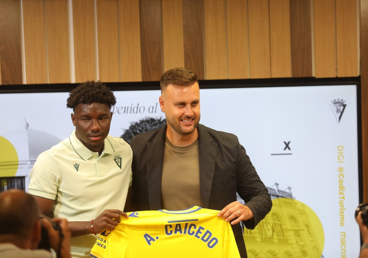 Juan Cala, sonriente, junto a Alfred Caicedo en la sala de prensa del estadio amarillo