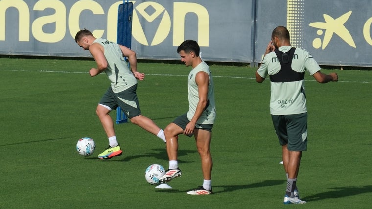 Matos junto a Ontiveros en un entrenamiento del Cádiz CF durante la pretemporada.