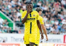 Etta Eyong marca y canta con el Villarreal en Suiza