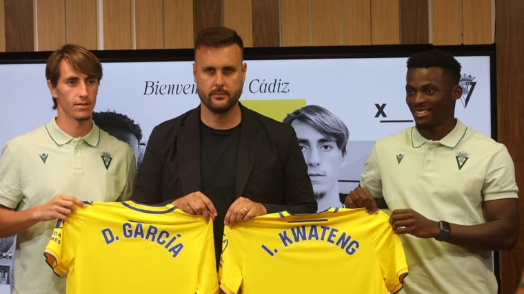 David García junto a Juan Cala e Isaac Obeng durante la presentación.