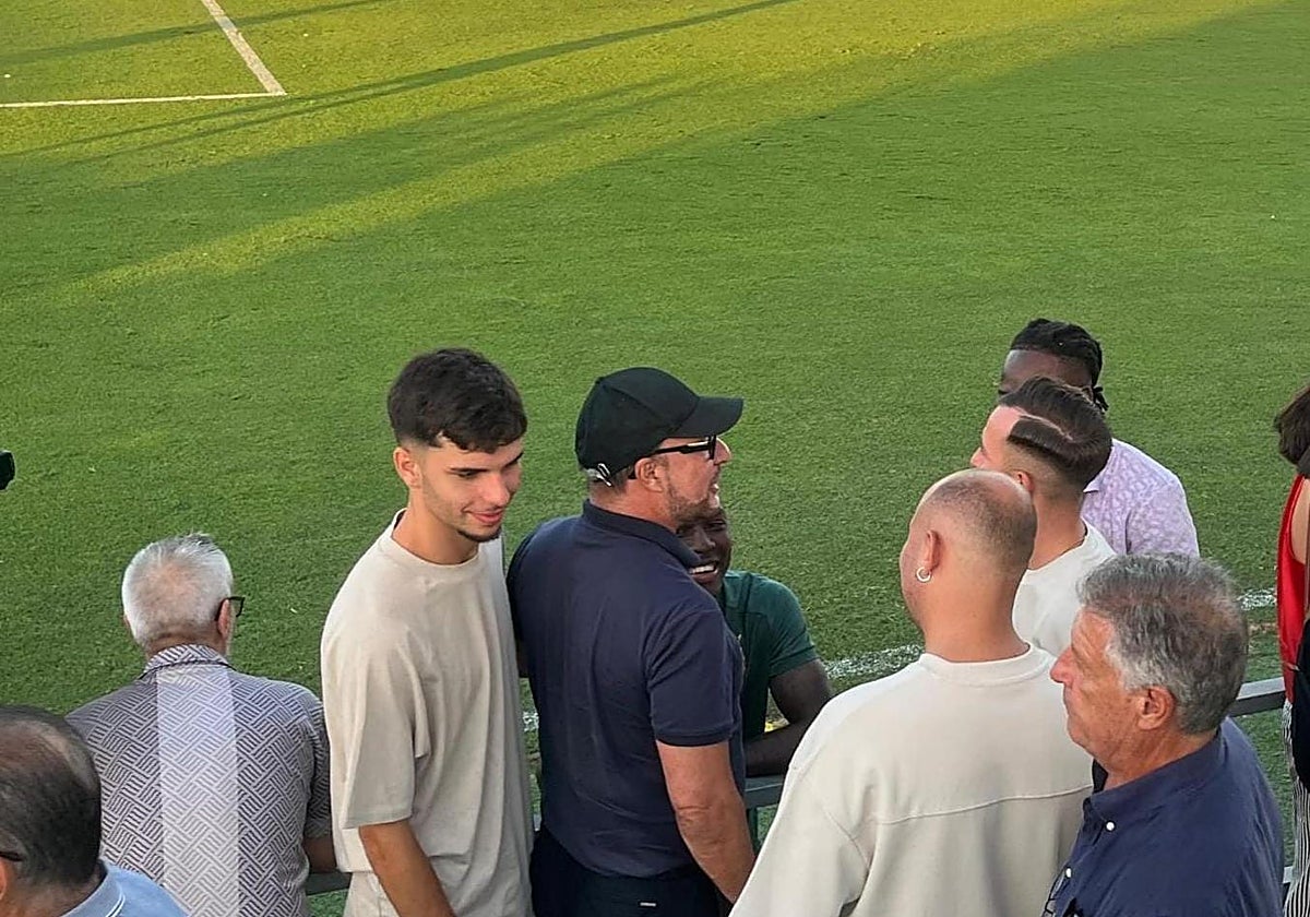 Pina saluda a jugadores del Ceuta,