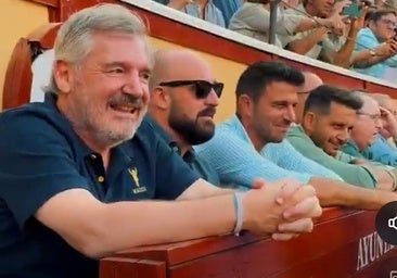 Manuel Vizcaíno disfruta junto a Germán Beardo y Joaquín del toreo de Morante en El Puerto