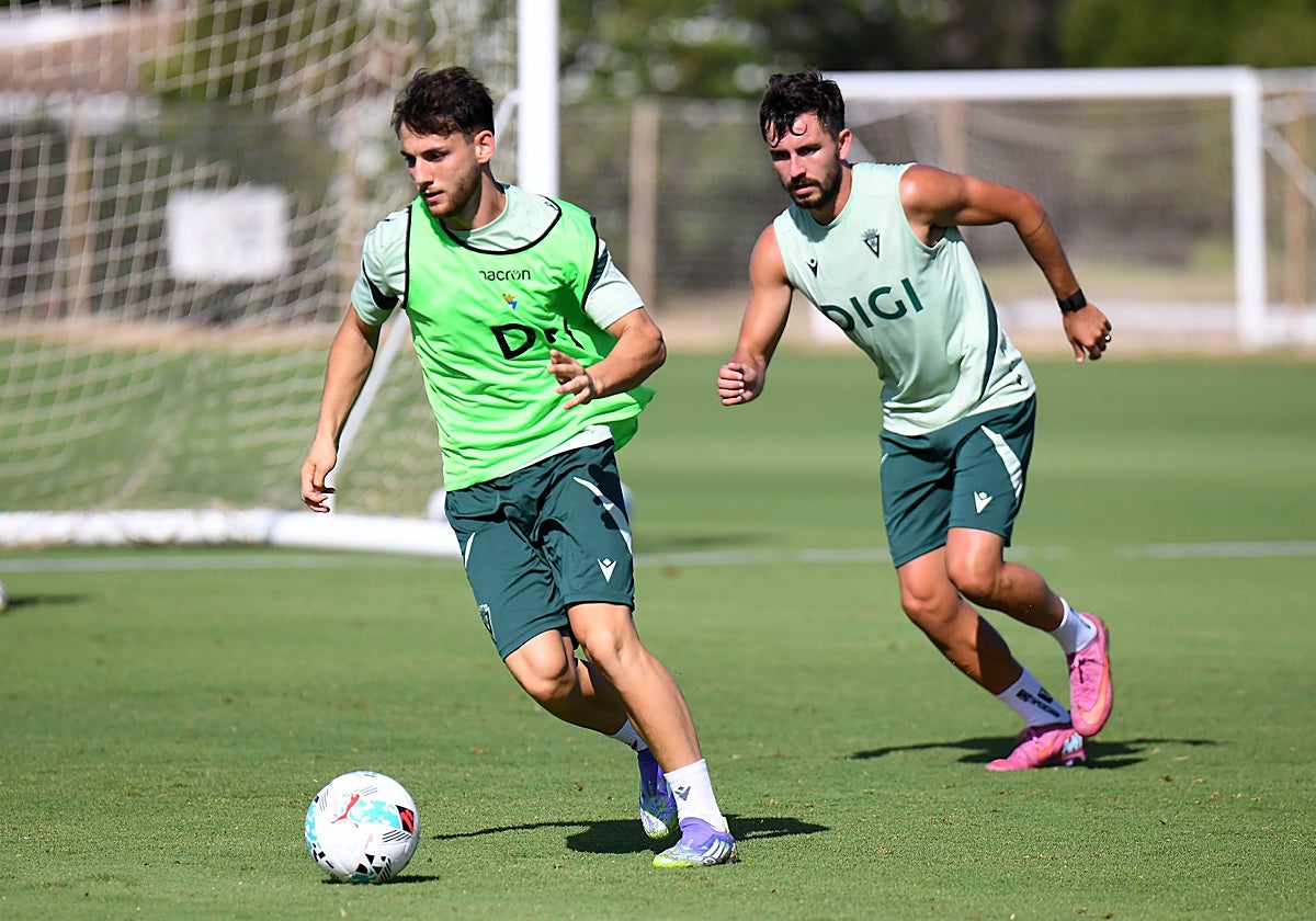 Víctor Chust persigue a un compañero en un entrenamiento.
