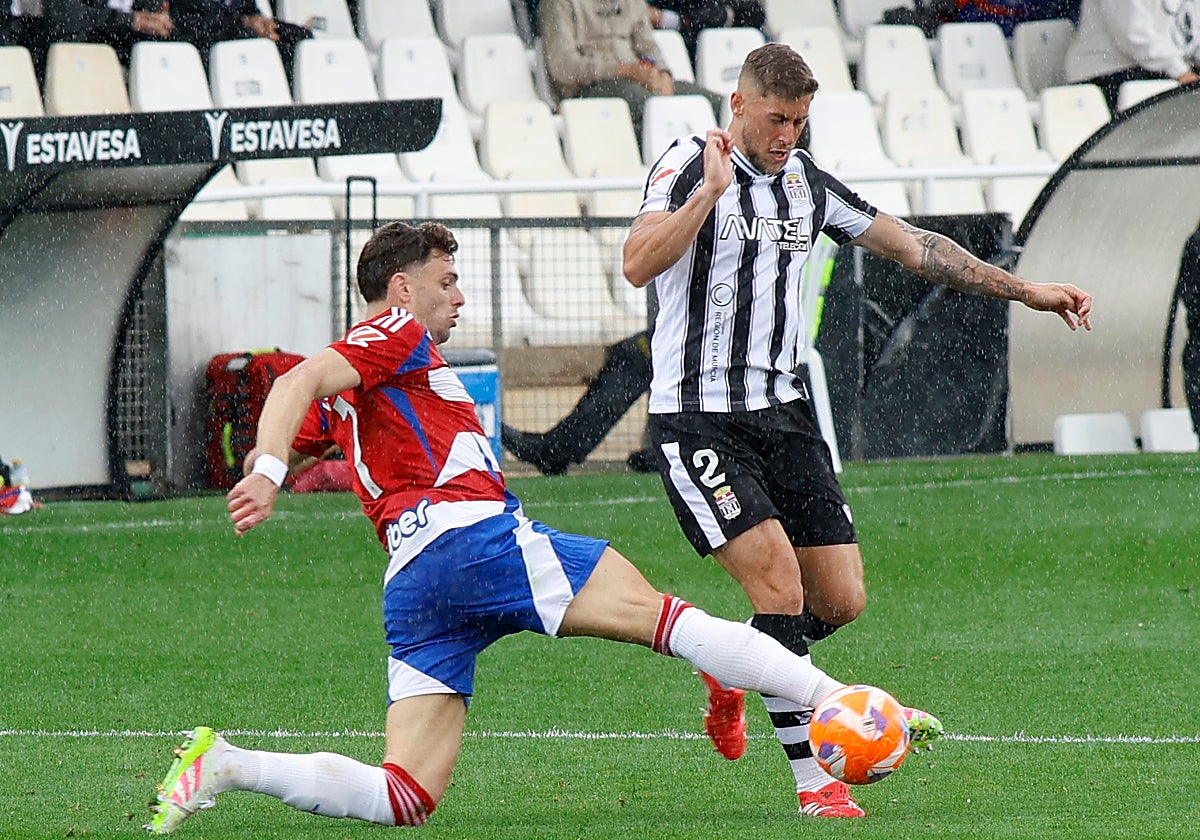 Jorge Moreno, en la imagen con el Cartagena, nuevo central del Cádiz CF.