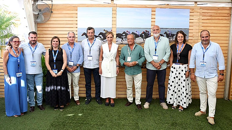 Almudena Martínez del Junco y Javier Vidal estuvieron presentes en las carreras de caballos de Sanlúcar de Barrameda este miércoles.