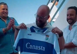 El obsequio del Xerez CD a Germán Beardo