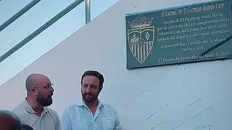 El alcalde portuense Germán Beardo fue homenajeado en el Estadio José del Cuvillo.