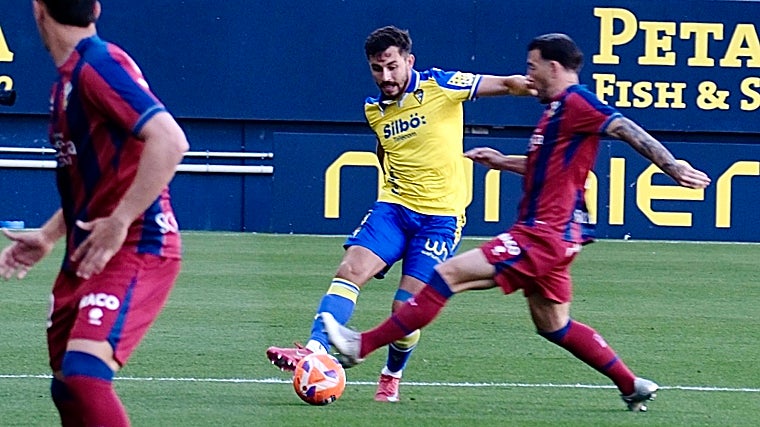 El central valenciano Víctor Chust se va del Cádiz CF.