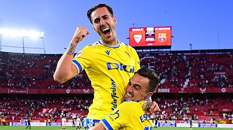 Sergi Guardiola al marcar un gol con el Cádiz CF ante el Sevilla FC en el Sánchez Pizjuán.