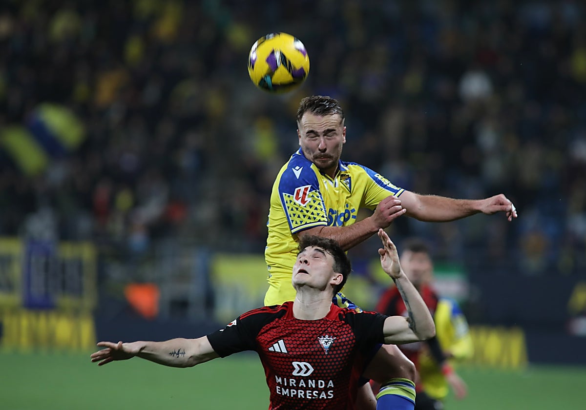 Ontiveros se impone de cabeza en el último Cádiz - Mirandés.