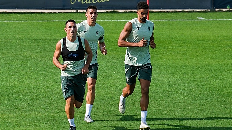 Rubén Alcaraz, entre Fede San Emeterio y Chris Ramos. Ninguno seguirá en el Cádiz CF.