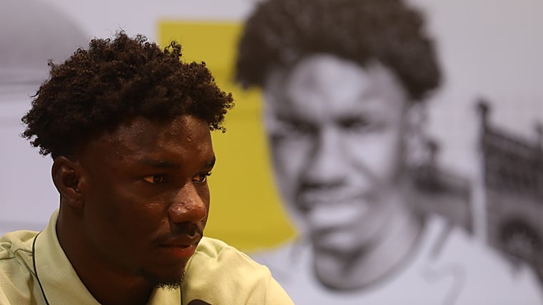 El joven ecuatoriano Alfred Caicedo durante su presentación con el Cádiz CF.