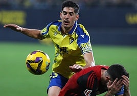 Carlos Fernández, ex del Cádiz CF, pone rumbo a un nuevo destino en LaLiga Hypermotion