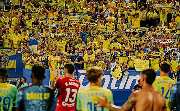 La afición gaditana felicitó a sus jugadores.