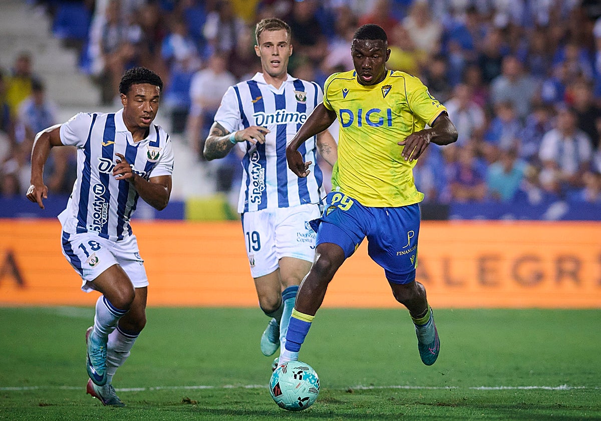 Alfred Caicedo se estrenó con el Cádiz CF en LaLiga Hypermotion.