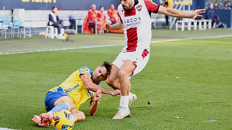 Sobrino tiene contrato con el Cádiz CF hasta el 30 de junio de 2026.