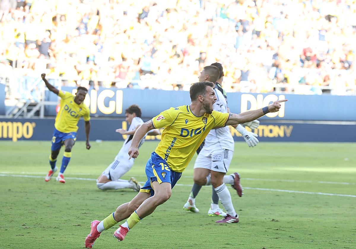 Tabatedze celebra su oportuno gol.