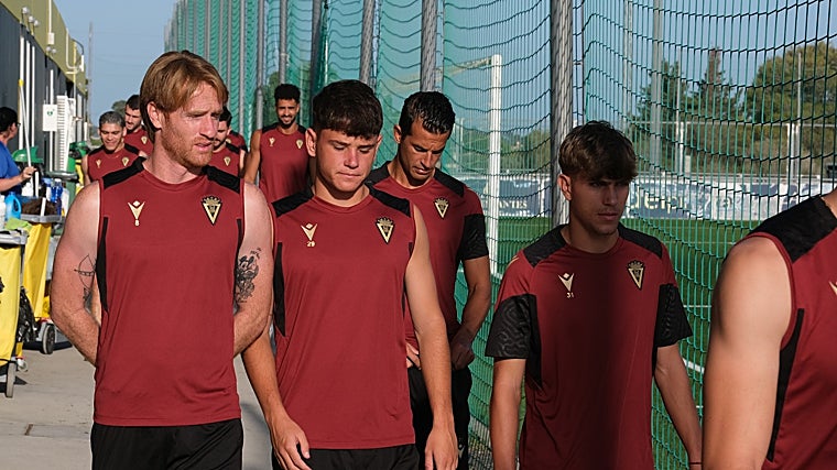 Álvaro Bastida (c) en una pretemporada con el Cádiz CF.